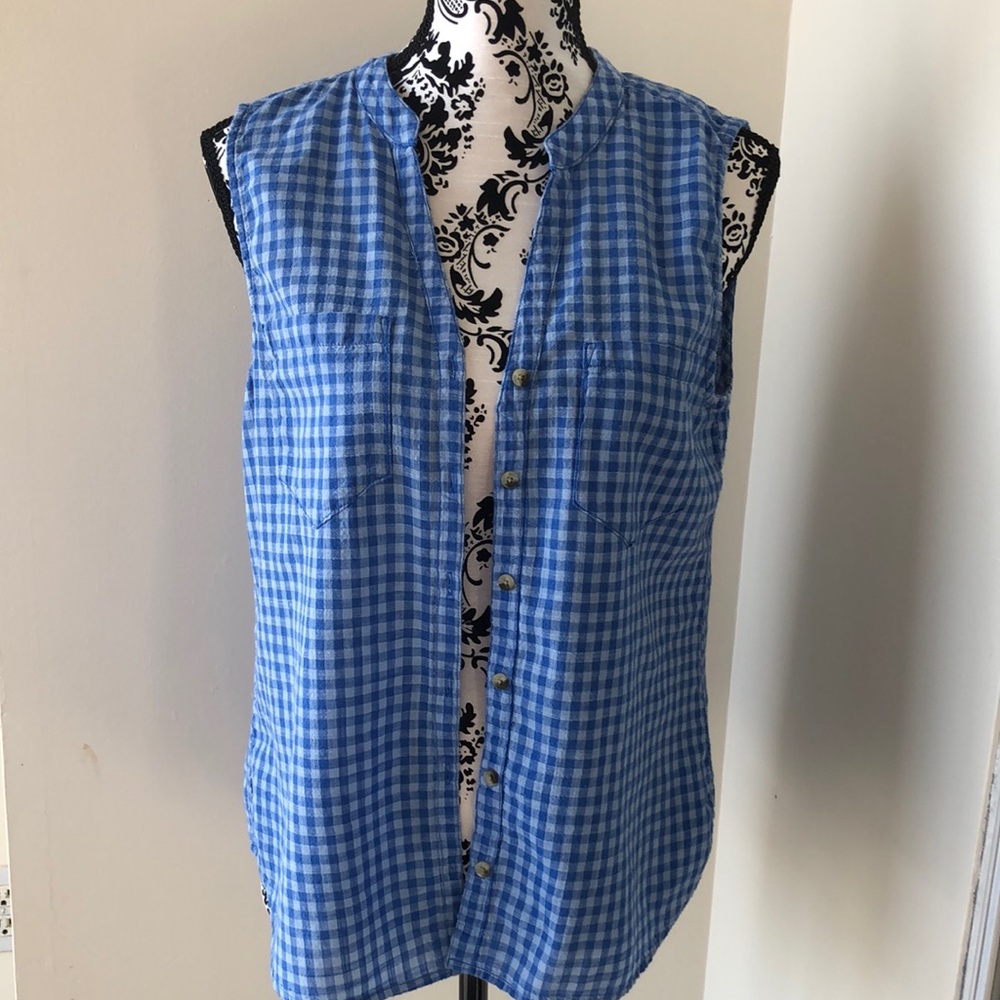 Women sleeveless shirt